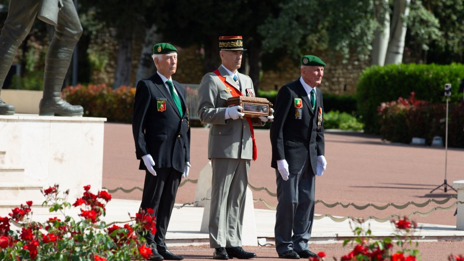 Un général de l'armée de Terre porte la main de bois du capitaine Danjou lors de la cérémonie de Camerone, entouré de deux légionnaires