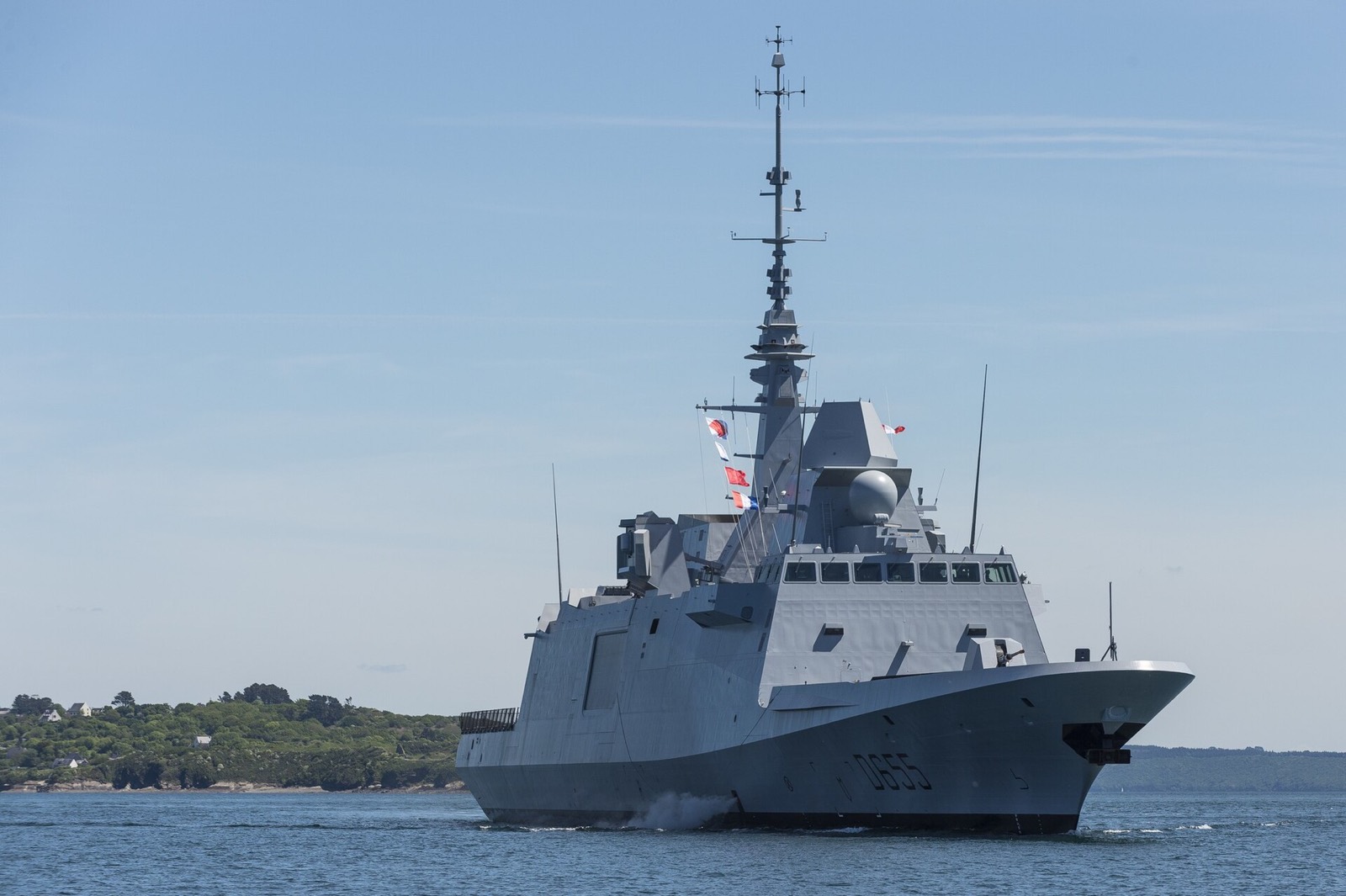 La frégate multimissions Bretagne de la Marine nationale en mer