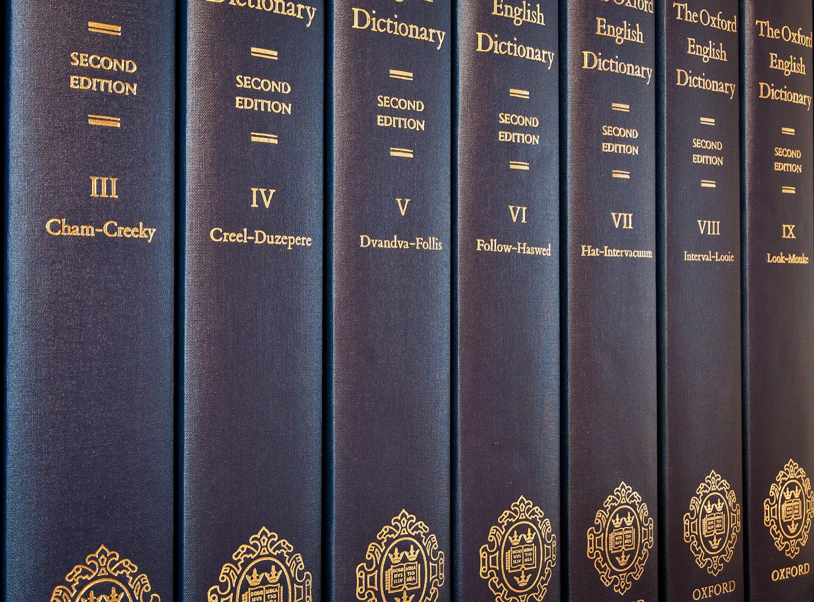 Les volumes de l'Oxford English Dictionary alignés sur une étagère